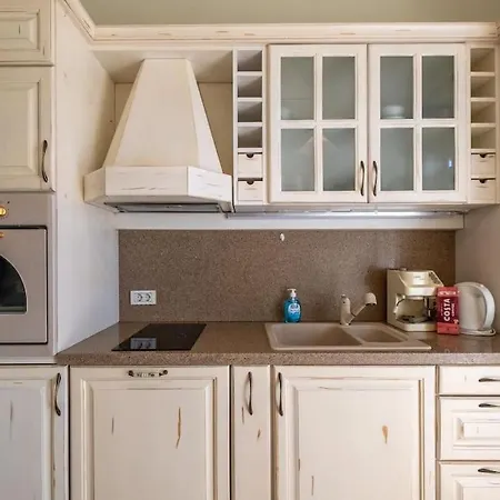 Aristocratic Place, Location Apartment