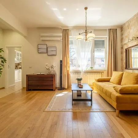 Apartment Aristocratic Place, Location